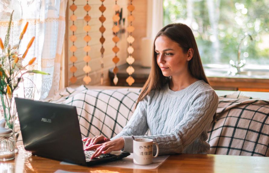 Une femme travaillant chez elle sur un ordinateur